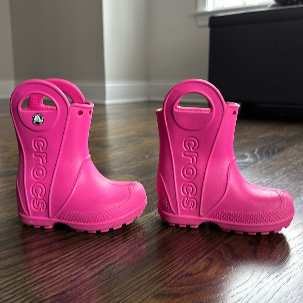 Crocs little kid size 6 handle rain boots. Excellent condition.